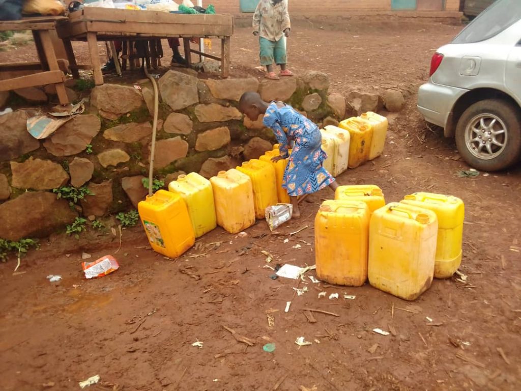 REGIDESO Un point d'eau à Bukavu. eau - muhungu