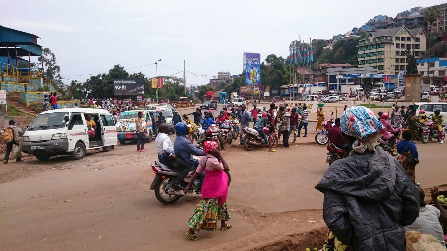 industrielle, feu rouge-militaires-camions-femmes-Brasserie-Bukavu-convoyeurs-taxi-bus