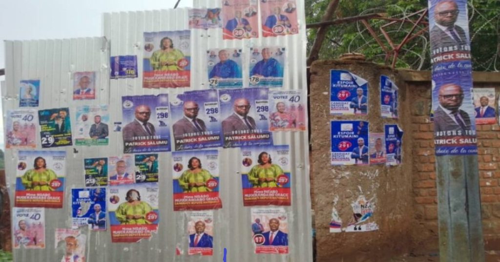 campagne-electorale-a-bukavu-des-affiches-de-certains-candidats-enlevees-et-remplacees-par-des-affiches-dautres-candidats