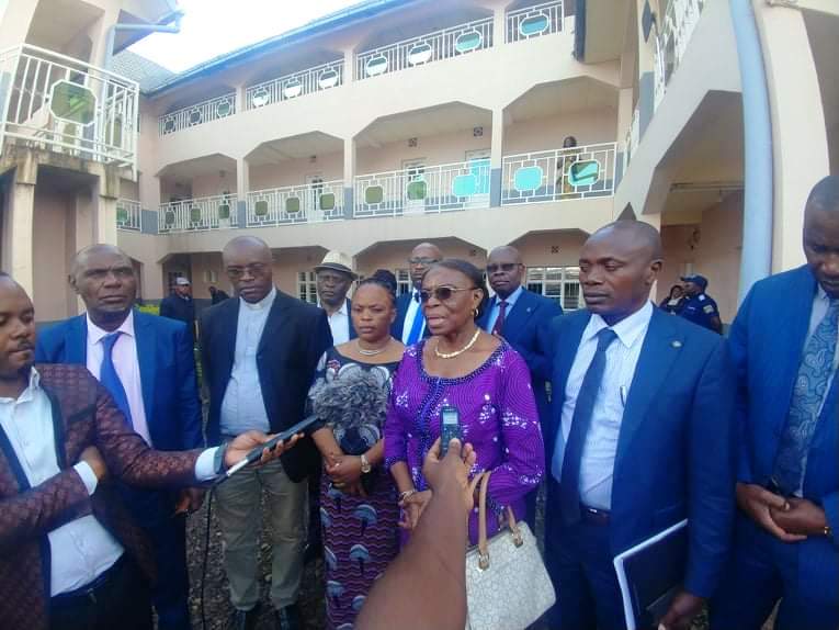 Bukavu : au nom de Jeanine Mabunda, des députés nationaux remettent 200 tôles pour réhabiliter le BDOM