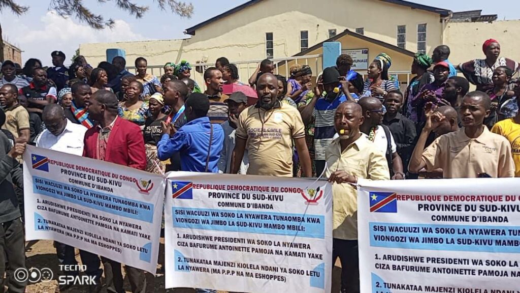 Marche des vendeurs et vendeuses du marché de Nyawera