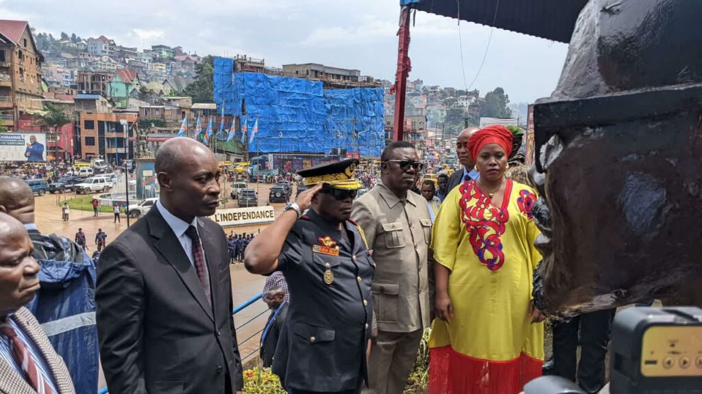 Purusi devant le monument de Lumumba