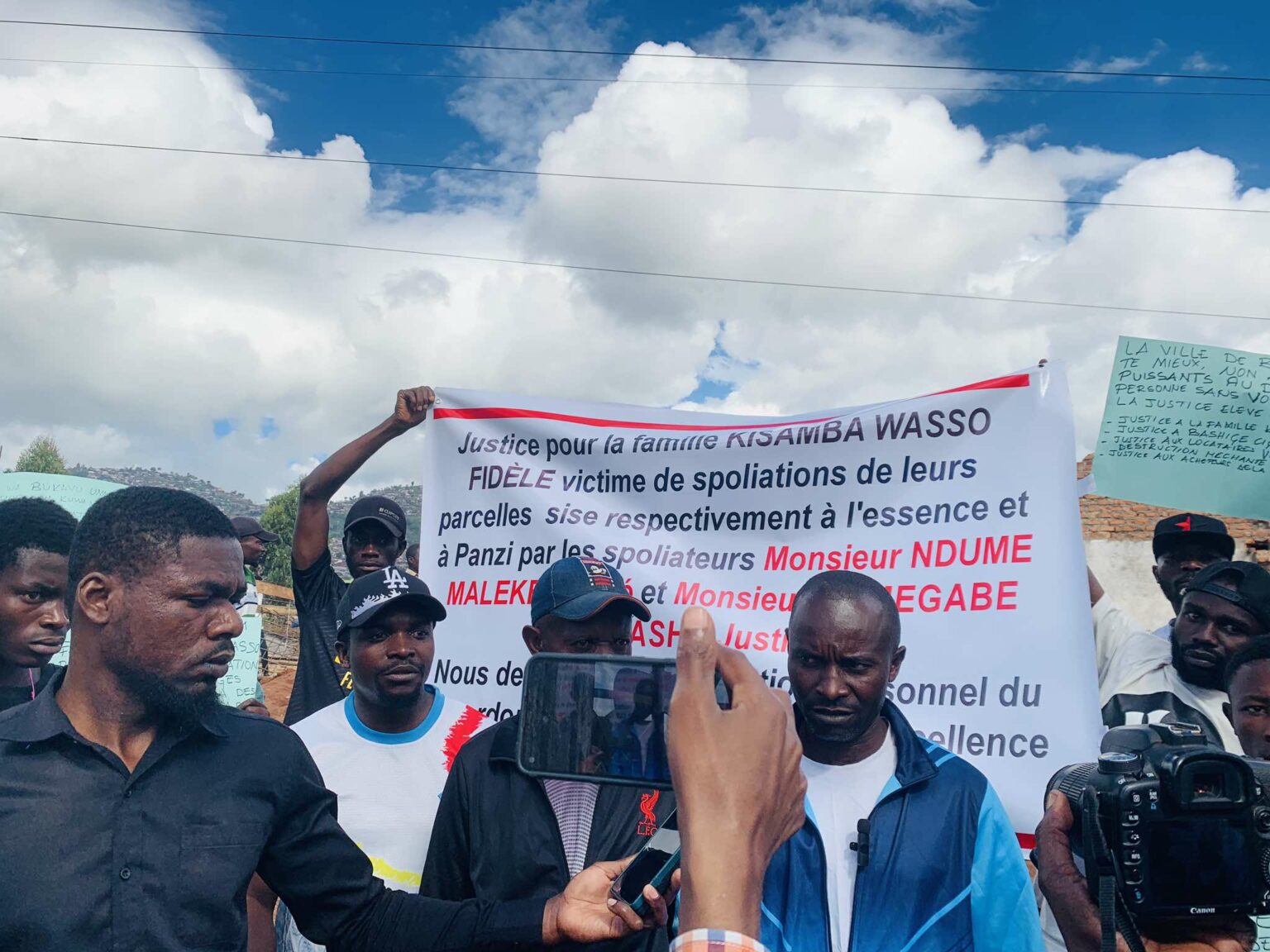 La famille Kisamba Wasso appelle les autorités à faire respecter l’arrêt RC 8300 rendu par la Cour d’appel du Sud-Kivu, qui leur attribue deux parcelles situées respectivement à Panzi et à l’Essence à Bukavu