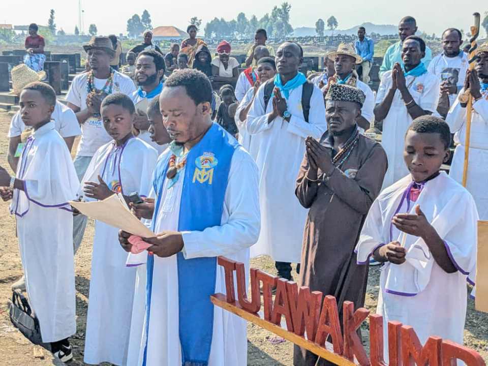 fidèles de l’Église de la Foi Naturelle Judaïque Messianique vers les Nations (FNJMN)