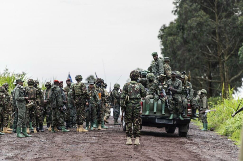 Des rebelles du M23 se retirent de Kibumba après une cérémonie marquant le retrait de leurs positions dans la ville, le 23 décembre 2022. Moses Sawasawa (AP)