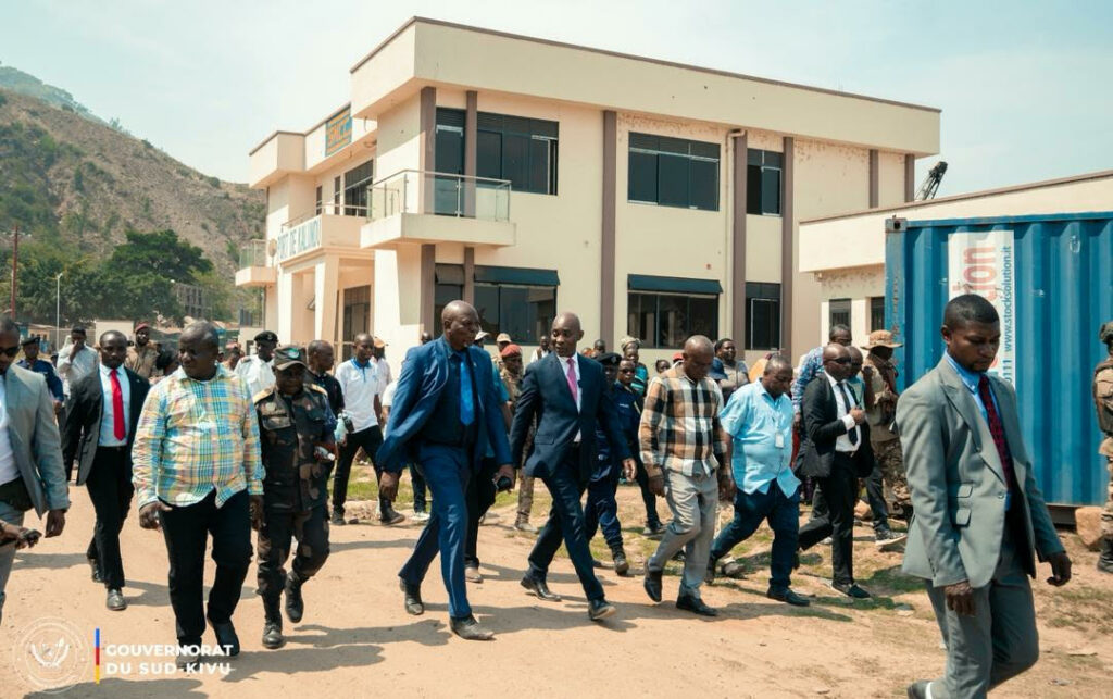  le professeur Jean-Jacques Purusi Sadiki inspecte la RN5 et le port public de Kalundu