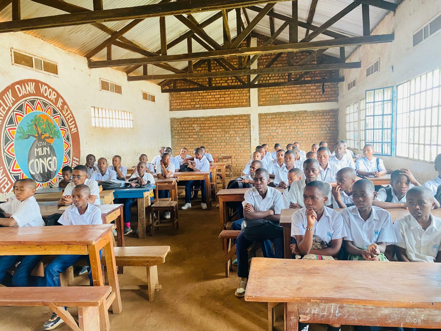 16 jours d’activisme à Bukavu : à Kadutu et Panzi, des organisations des jeunes et femmes sensibilisent les élèves sur les violences faites aux femmes et filles 16 jours d'activisme