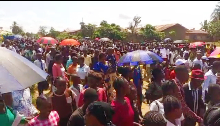 Kasaï : les enseignants d’Ilebo paralysent les écoles pour réclamer trois mois d’arriérés de salaire Marche enseignants Ilebo 1