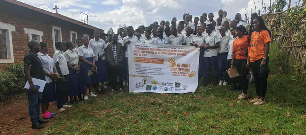 Walungu : des organisations de jeunes et de femmes sensibilisent les élèves aux violences faites aux femmes et aux filles durant les 16 jours d’activisme élèves de l’Institut Muhungu à Kahembarhi
