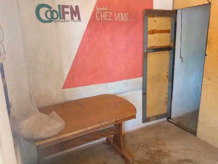 Sud-Kivu : la radio communautaire Cool FM Katongo réduite au silence après le pillage de ses installations Cool FM Katongo