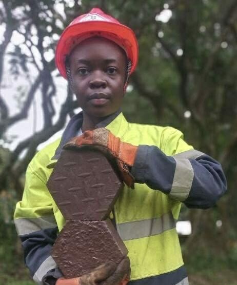 Entrepreneuriat vert à Bukavu : Joëlle Baraka transforme les déchets plastiques en pavés écologiques Joelle Baraka