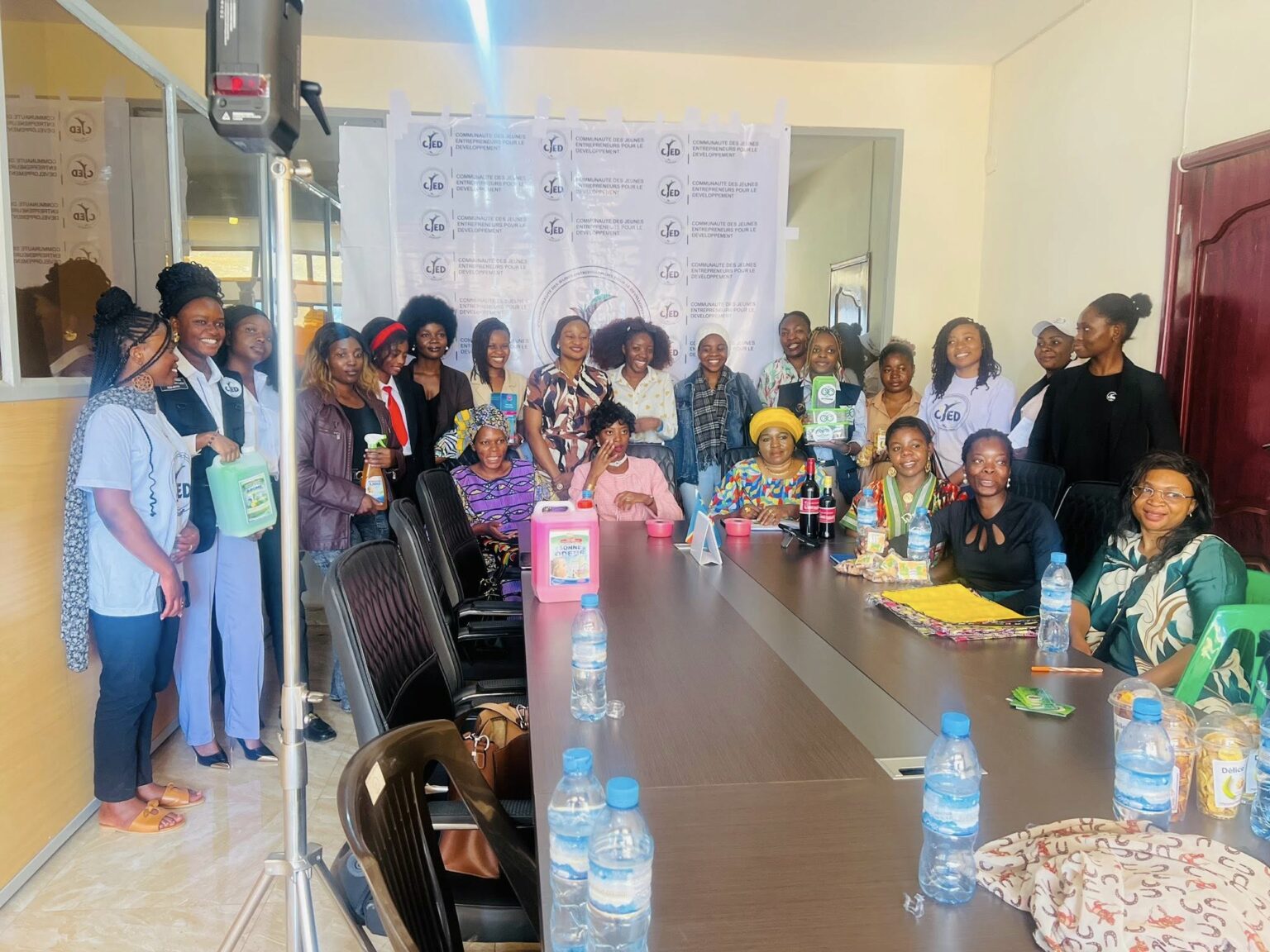 Bukavu : des femmes entrepreneures unissent leurs voix pour briser les barrières et renforcer l’entrepreneuriat féminin Des femmes et filles entrepreneures de la ville de Bukavu