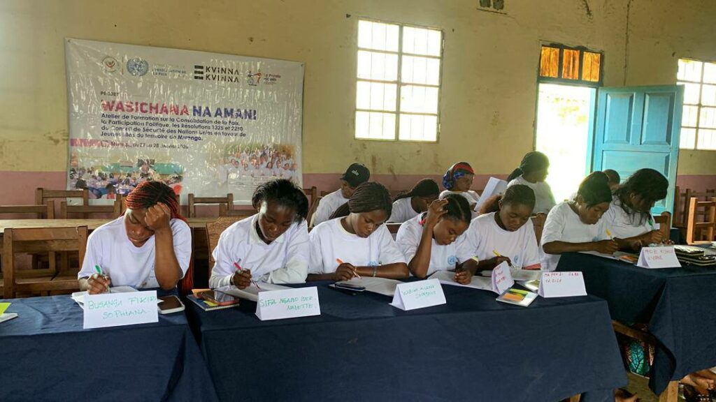 des jeunes filles formées sur le leadership féministe