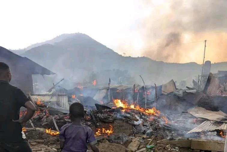 Kamituga : Plus de 30 maisons réduites en cendres dans un incendie au quartier Tchanda un incendie au quartier Tchanda
