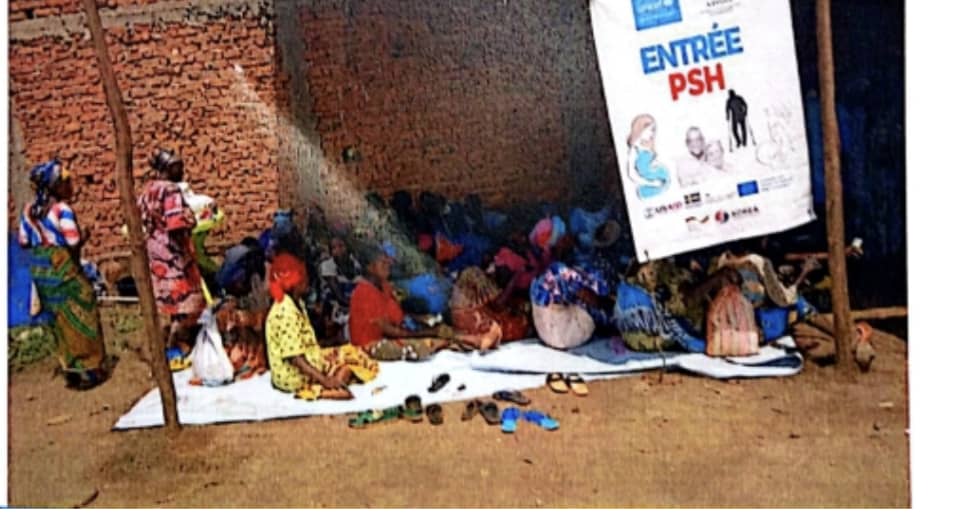 des beneficiaires en attente de recevoir l'aide de l'Unicef à Kamanyola