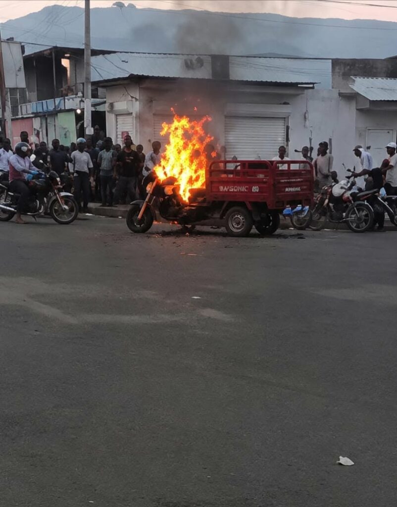 Goma : une moto à trois roues détruite par un incendie à l’entrée Présidentielle Incendie d'une moto à Goma