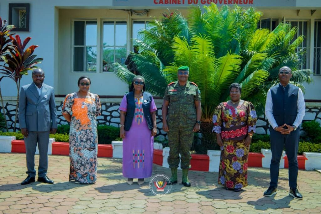 Ituri : ONU Femmes plaide pour une meilleure implication des femmes dans la paix et la sécurité Dr Setcheme Joronime Mongbo, la Représentante Résidente d’ONU Femmes en RDC et le gouverneur de l’Ituri, le Général-Major Gaby Kasongo Mulumba Batoka