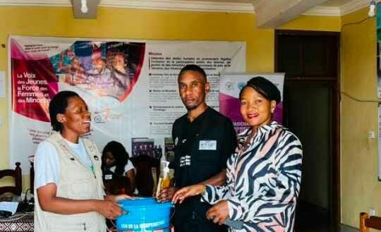 Bukavu : l’UNPC Sud-Kivu dote sept médias de kits hygiéniques pour renforcer la prévention contre Ebola UNPC et La Prunelle RDC