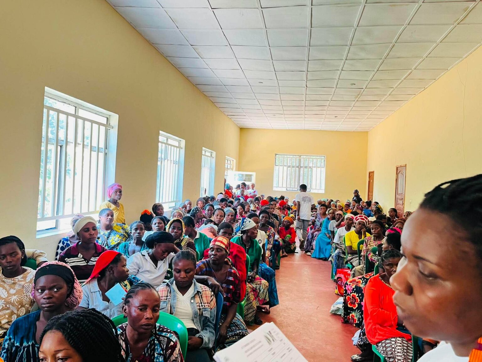 Walungu : ACACIA asbl distribue des vivres et des kits hygiéniques à 200 femmes et filles vulnérables à Nyangezi ACACIA asbl