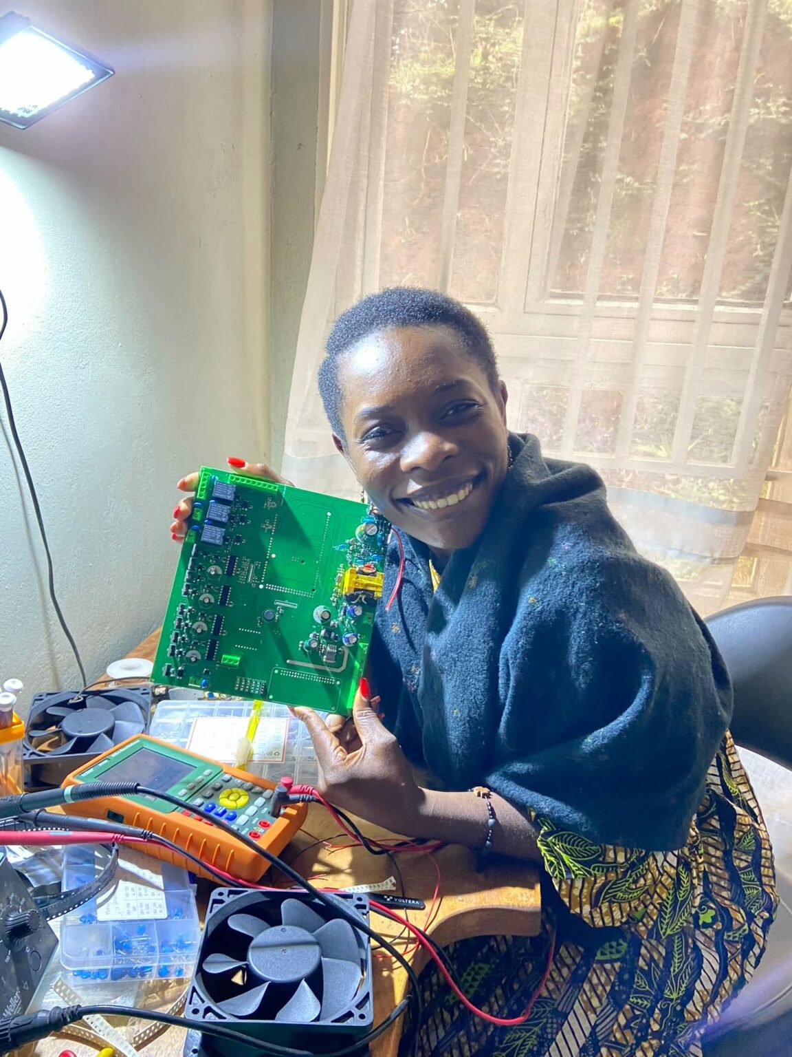 Bukavu : une entrepreneure technologique appelle à un système d’alerte précoce contre les incendies basé sur l’IoT ingénieure Hélène Omoy Kombe HokTech Co