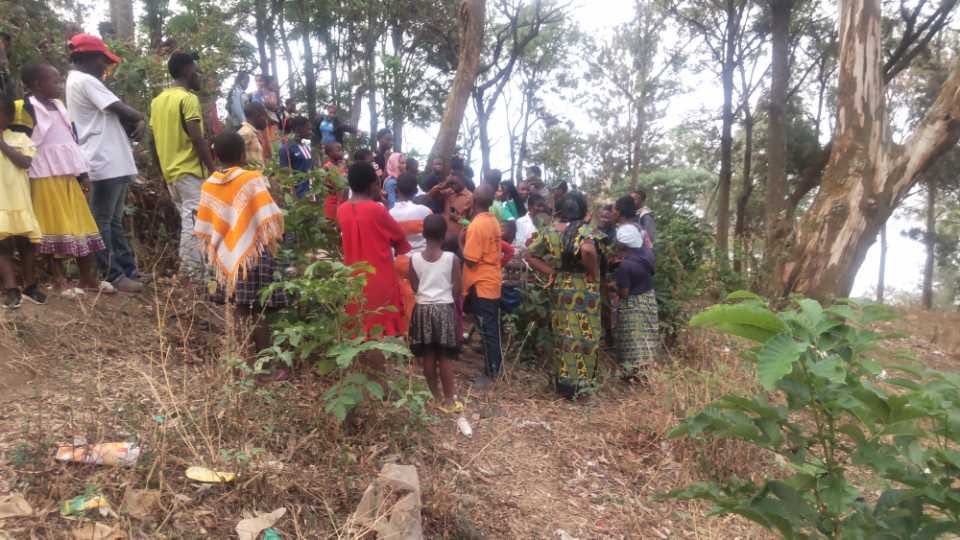 Bukavu : un fœtus retrouvé dans une concession de l’ISDR Des personnes assistant au corps sans vie d'un bébé découvert à Nkafu