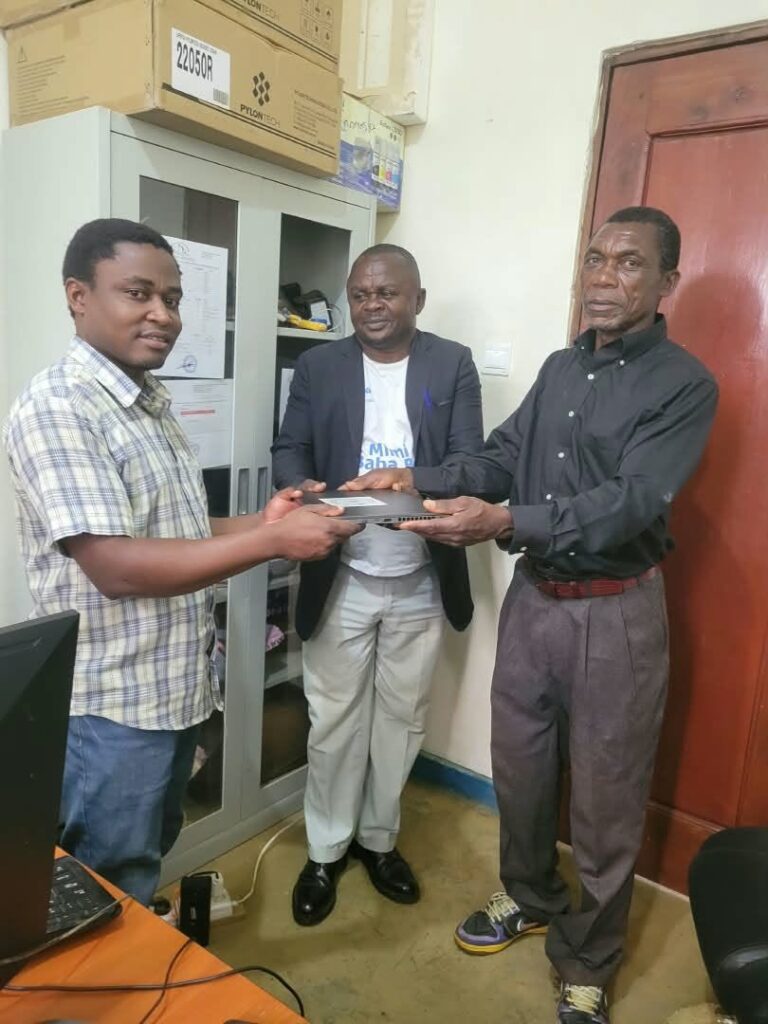 Mwenga : la Société civile remet un ordinateur à la radio communautaire pour relancer ses activités RCM