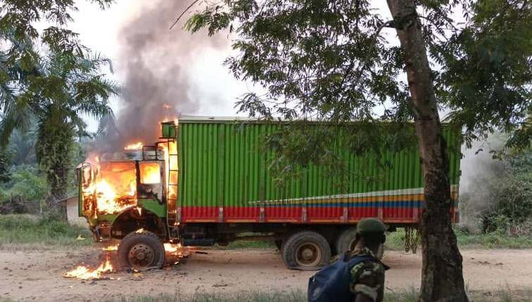 Mwenga : un véhicule incendié après un accident mortel à Nyamibungu Véhicule incendié à Nyamibungu après l'accident